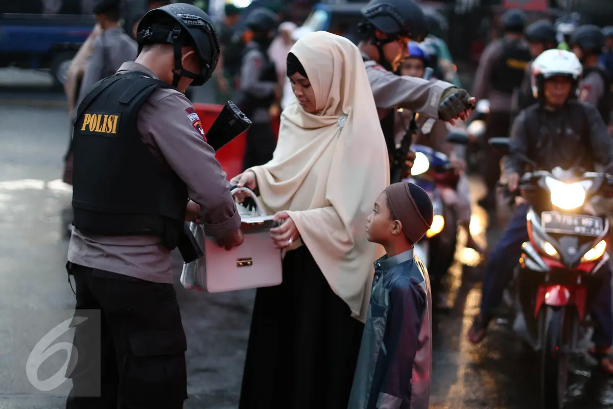 20160607-Amankan Salat Ied, Pasukan Bersenjata Lengkap 'Kepung' Masjid Istiqlal-Jakarta