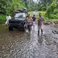 Kapolres Bolmong AKBP Arianto Salkery SH MH meninjau Tempat Pemungutan Suara (TPS) kategori sangat rawan di Desa Pomoman, Kecamatan Poigar, Kabupaten Bolmong, Sulut.