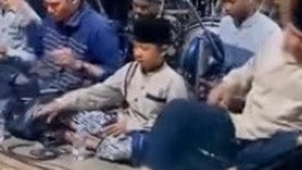 Viral Video Para Vokalis Sholawat Kesetrum Mic, Warganet: Kompak Banget