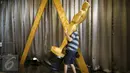 Pekerja saat membawa patung Oscar dalam persiapan ke-88 Academy Awards di Hollywood, Los Angeles , California, (27/2). Berbagai kategori pemenang diberikan pada gelaran untuk film Amerika ini. (REUTERS / Lucy Nicholson)