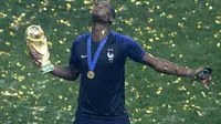 Paul Pogba merayakan kesuksesan menjadi juara Piala Dunia 2018. (AP/Frank Augstein)