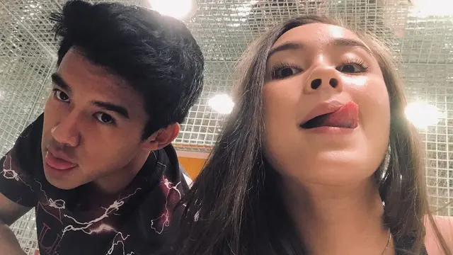 Jarang Tersorot, Ini 6 Potret Manis Caitlin Halderman dan Sang Kekasih