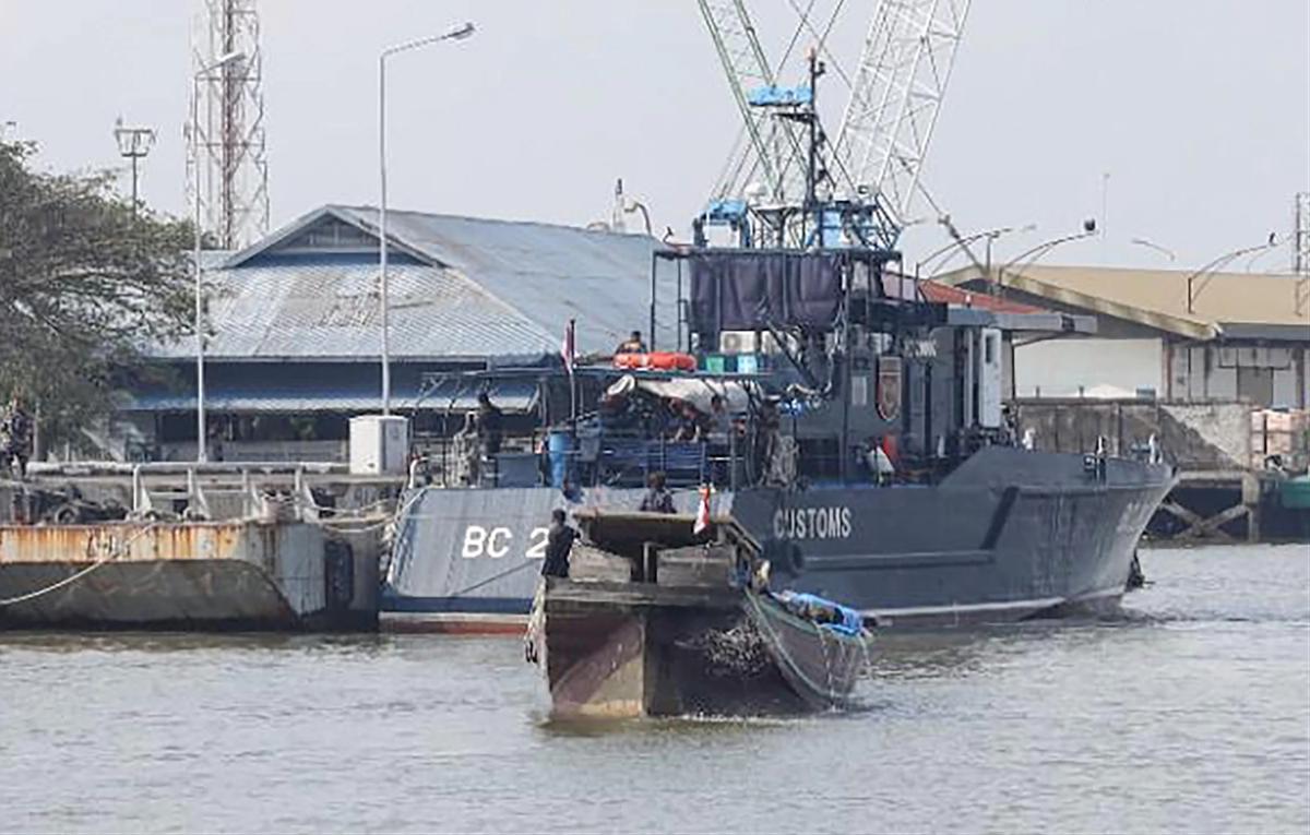FOTO: TNI AL dan Bea Cukai Gagalkan Pengiriman Ballpress Ilegal di Perairan Sumut