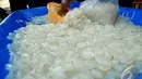 Kolang kaling menjadi incaran pembeli karena dagingnya yang empuk dan rasanya yang manis, Jakarta, Selasa (1/7/2014) (Liputan6.com/Miftahul Hayat)