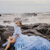 Kenakan gaun biru menjuntai, Jennifer Bachdim tampil menawan dan maksimal. (Foto: dok 
jenniferbachdim)