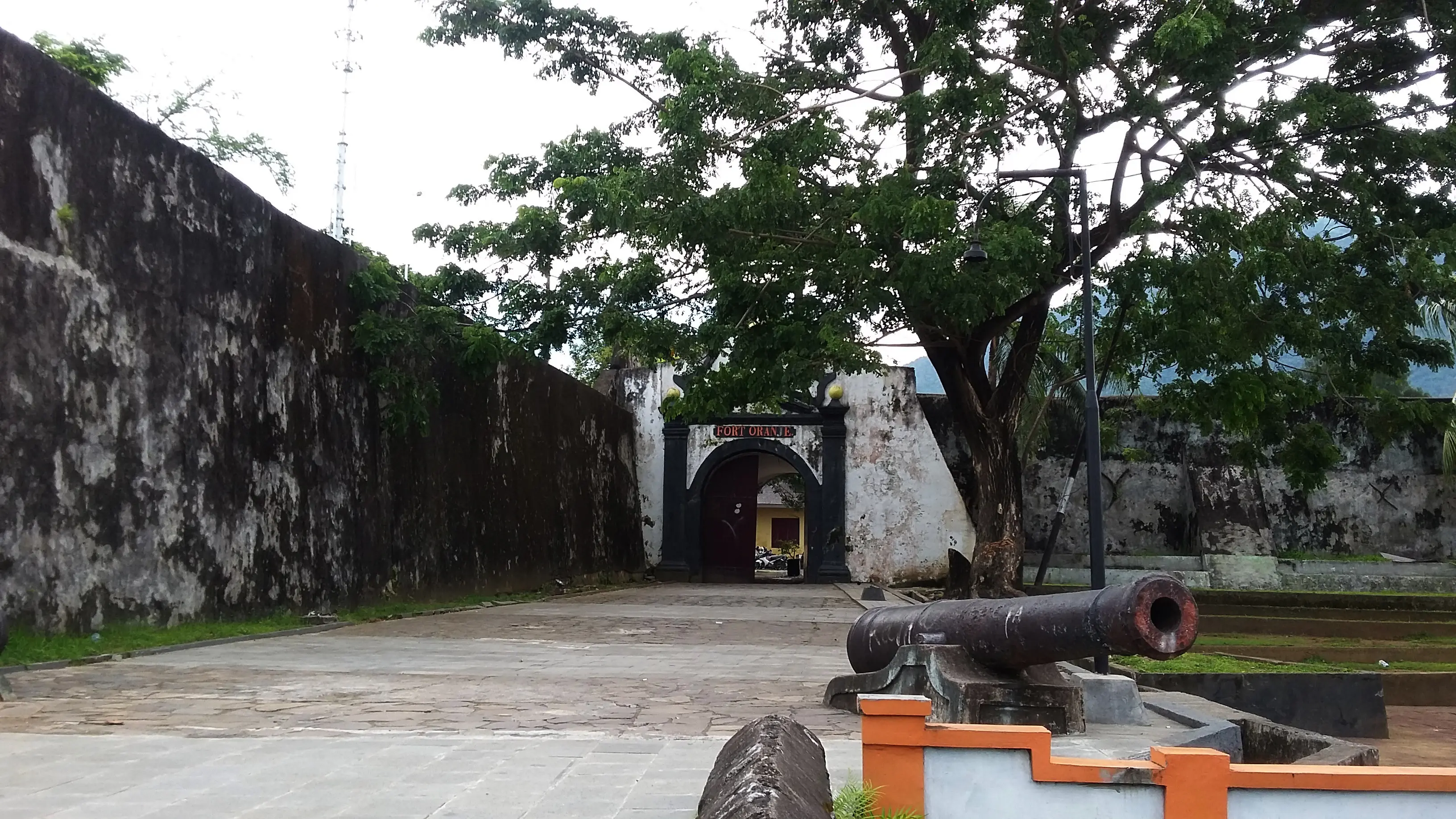 Sebagian dinding Benteng Oranje di Kota Ternate, Maluku Utara (Malut), ambruk, pada Minggu, 20 Agustus 2017. (Liputan6.com/Hairil Hiar)