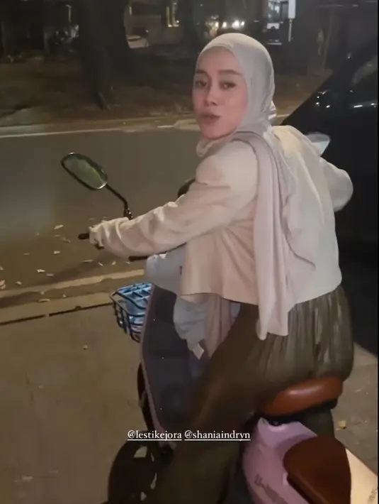 Yang tidak kalah menarik perhatian adalah saat pulang dari rumah Atta dan Aurel dengan naik sepeda listrik. Tidak sendiri, melainkan bersama dengan Abang L, putranya yang ada didepan. [instagram/aurelie.hermansyah/kesharatuliu05]