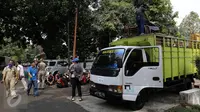 Kepolisian mengangkut barang ke dalam truk dari rumah dinas perwira Polri di Jalan Wijaya XV, Kebayoran Baru, Jakarta, Selasa (15/9/2015). Penertiban dilakukan karena rumah sudah tidak ditempati oleh anggota aktif Kepolisian. (Liputan6.com/Yoppy Renato)