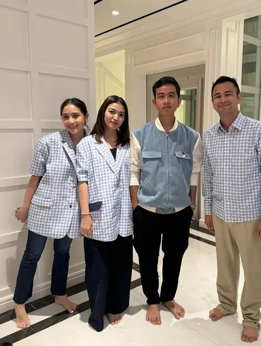 Bertemu dengan keluarga Gibran, Naguta tampak mengenakan oversized blazer dengan motif kotak-kotak yang senada dengan Selvi Ananda. [Foto: Instagram/ Raffi Nagita]