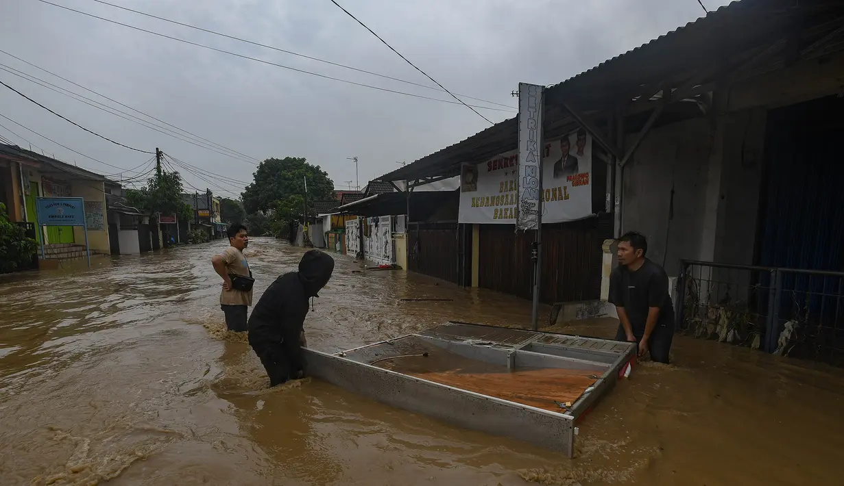 Aliran air begitu deras dan cepat memasuki permukiman warga. (merdeka.com/Arie Basuki)