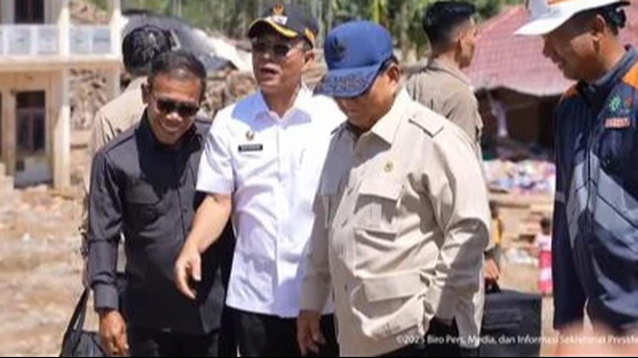 Prabowo Hentikan Kendaraan di Tapanuli Selatan untuk Sapa Petugas Pencari Korban Hilang