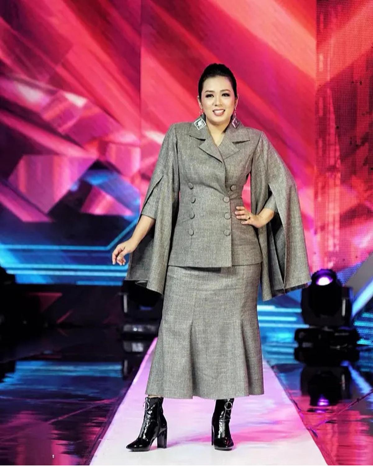 8 Inspirasi Blazer ala Soimah, Tampil Powerful dan Artistik