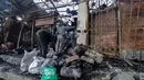 Sekitar 35 unit mobil beserta 118 personel dikerahkan untuk memadamkan api yang berkobar sejak Senin (28/7/2025) sore WIB. (merdeka.com/Arie Basuki)