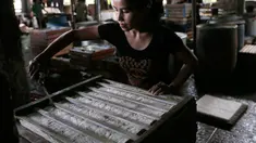 Pekerja memotong tahu yang baru dicetak, di sebuah industri tahu rumahan di pinggiran Jakarta, Rabu (10/7/2019). Karena populernya, tahu menjadi bagian tak terpisahkan yang ditemui di tempat makan berbagai tingkat sosial di Indonesia, bersama-sama dengan tempe. (AP Photo/Tatan Syuflana)