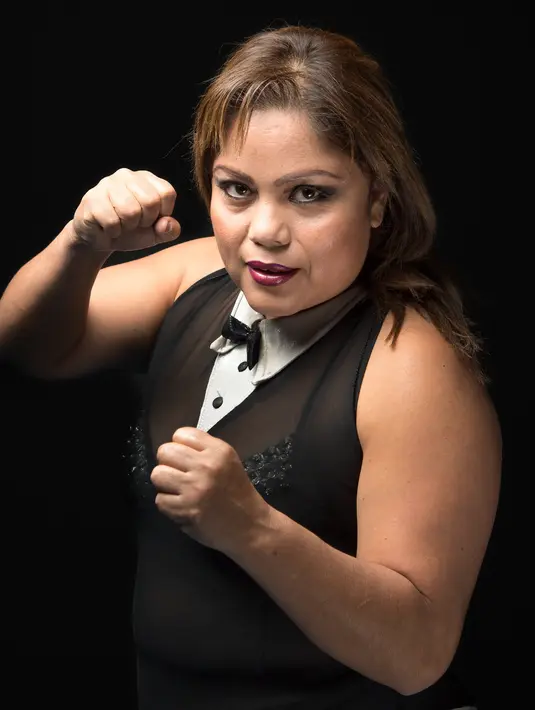 Pegulat wanita Luna Magica berpose saat sesi pemotretan di Ciudad Nezahualcoyotl, Meksiko (7/12). Gulat profesional Meksiko atau dalam istilah setempat disebut sebagai 'Lucha Libre' tak hanya didominasi kaum lelaki. (AFP Photo/Omar Torres)