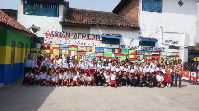 Foto bersama para peserta upacara peringatan KAA ke-63 di halaman Aula RW 05 Lio Genteng, Kelurahan Nyengseret, Kecamatan Astana Anyar, Kota Bandung.