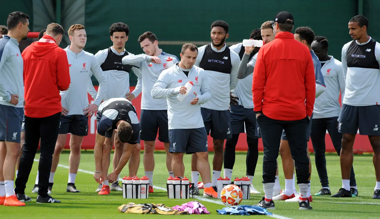 Manajer Liverpool Juergen Klopp (merah dua kanan) memberi instruksi kepada anak asuhnya jelang laga final Liga Champions 2019 di Liverpool, Selasa (28/5/2019). Liverpool akan menghadapi Tottenham Hotspurs dalam final Liga Champions di Estadio Wanda Metropolitano, 2 Juni 2019. (AP Photo/Rui Vieira)