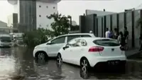 Sejumlah kendaraan di Perumahan Pantai Mutiara terendam Banjir. Sementara itu, EMTEK Goes to Campus di IPB diisi berbagai acara soal karir.