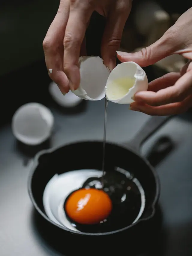 Tips Memasak Telur Setengah Matang yang Benar