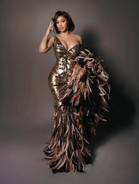 <p>Rapper berbakat ini tampil memukau dalam gaun emas karya Roberto Cavalli yang menonjolkan siluet mermaid dengan korset yang mempertegas lekuk tubuhnya. [@iamcardib].</p>