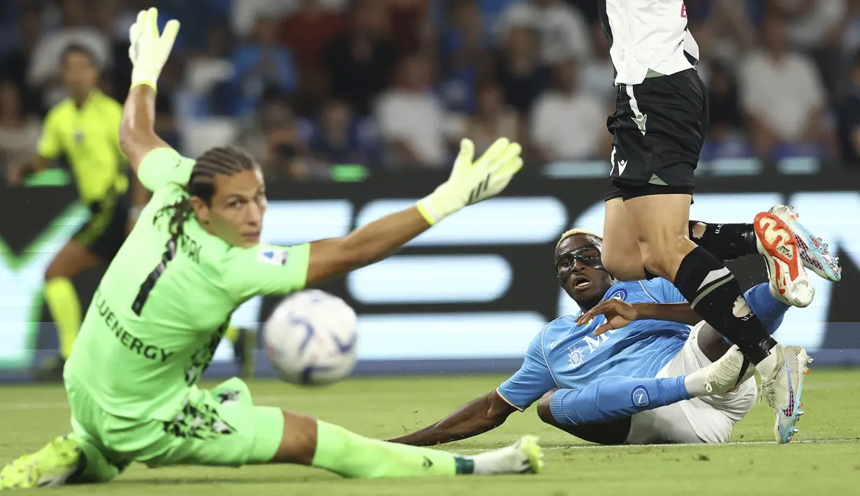 Pemain Napoli, Victor Osimhen, mencetak gol ke gawang Udinese pada laga liga Italia di Stadion Diego Armando Maradona, Kamis (28/9/2023). Napoli menang dengan skor 4-1. (Alessandro Garofalo/LaPresse via AP)