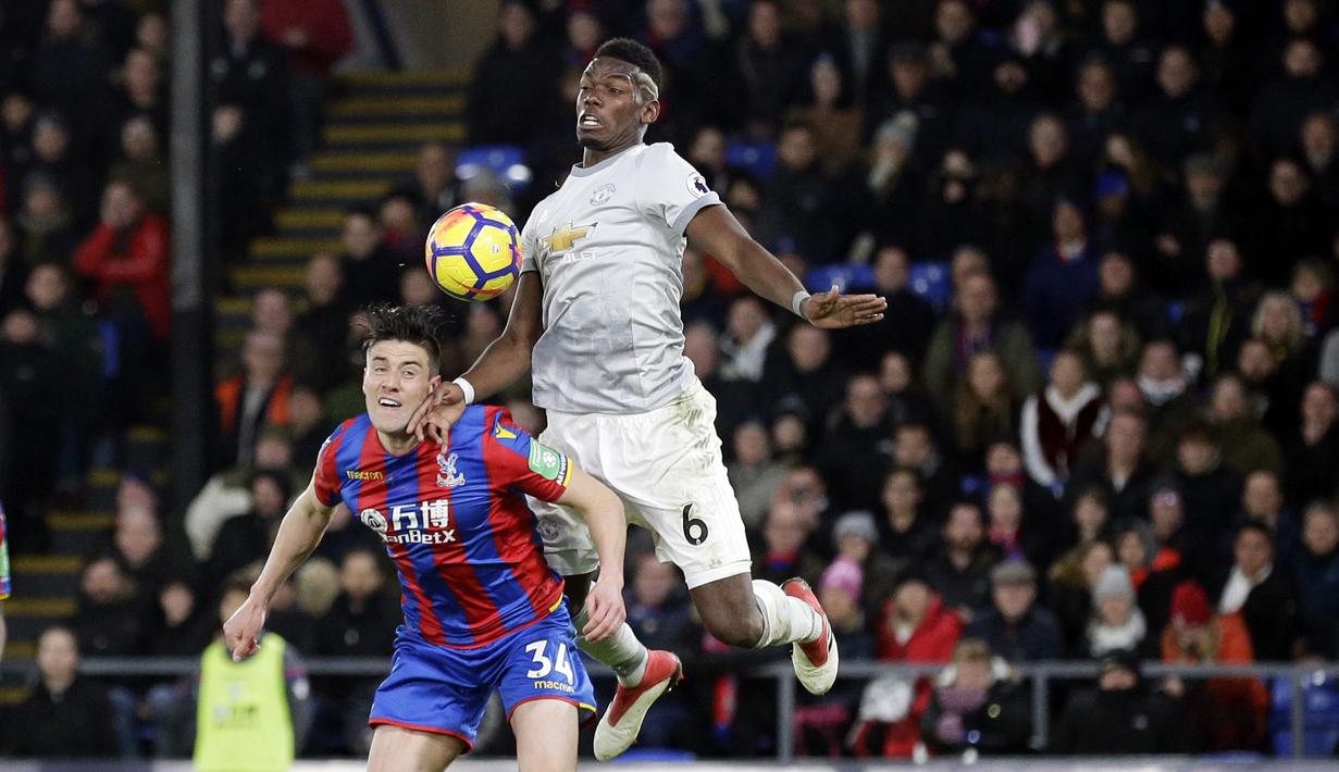 Aksi pemain Manchester United, Paul Pogba (kanan) berebut bola dengan pemain Crystal Palace, Martin Kelly pada lanjutan Premier League di Selhurst Park, London, (5/3/2018). Manchester United menang 3-2. (AP/Tim Ireland)