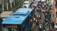 Arus lalu lintas di sekitar kawasan Stasiun Palmerah, Jakarta, Kamis (6/12). Keadaan ini mengganggu arus lalu lintas dan pejalan kaki. (Liputan6.com/Immanuel Antonius)