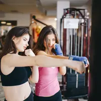 Pergi ke gym sering kali menjadi pilihan banyak orang untuk menjaga kebugaran tubuh, meningkatkan stamina, hingga mengelola stres. Namun, di balik deretan alat fitness dan semangat berolahraga, ada satu hal penting yang sering kali terlupakan, yaitu etika dan aturan saat berada di gym.(foto/dok: freepik)