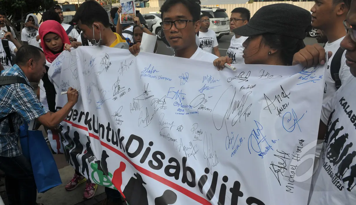 Sejumlah aktivis melakukan aksi damai di Bundaran HI, Jakarta, Kamis (7/5/2015). Mereka melakukan gerakan yang dinamakan "Bergerak Untuk Disabilitas". (Liputan6.com/Johan Tallo)
