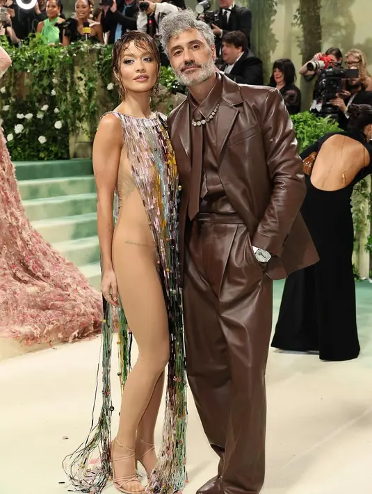 Rita Ora dan Taika Waititi tampil kompak dalam busana dari Marni. Rita Ora tampil berani dengan gaun transparan dan kaca warna-warni, sementara Taika tampil necis dengan setelan jas nappa leather [@ritaora]