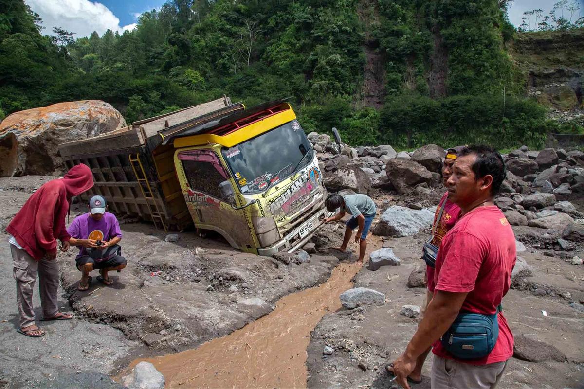 FOTO: Penampakan Truk Tertimbun Lahar Dingin Gunung Merapi, Menewaskan Tiga Orang
