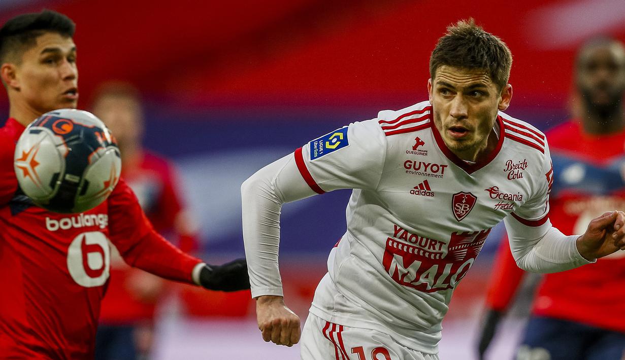Bek Brest, Romain Perraud (kanan) mengontrol bola di depan pemain Lille dalam laga lanjutan Liga Prancis 2020/21 pekan ke-25 di The Stade Pierre Mauroy, Lille, Minggu (14/2/2021). Brest bermain imbang 0-0 dengan Lille. (AP/Michel Spingler)