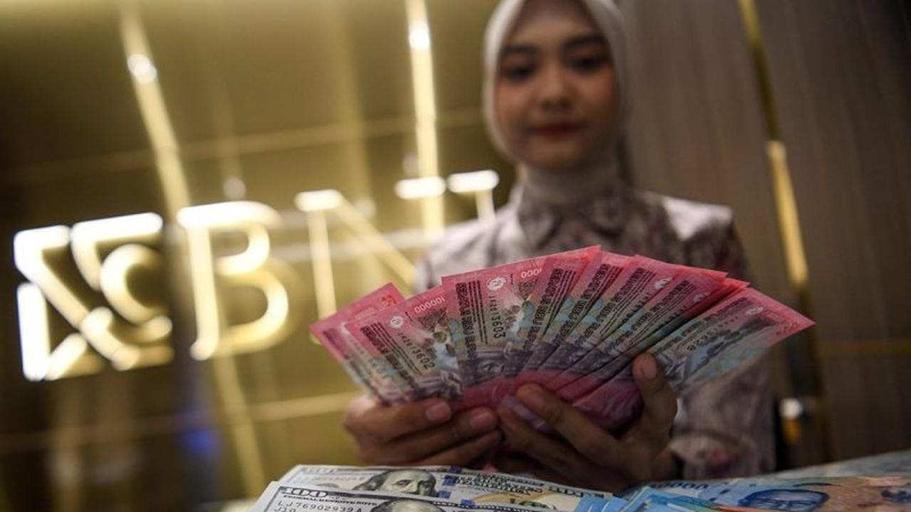 Rupiah Melemah Tipis di Awal Perdagangan Jumat, Sentuh Rp16.826 per Dolar AS