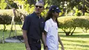 Presiden Amerika Serikat, Barack Obama berkekspresi didepan wartawan yang mengikutinya di kebun binatang Honolulu, Hawaii, (2/1). Barack Obama mengajak serta putrinya untuk menghabiskan liburan tahun baru. (REUTERS / Jonathan Ernst)