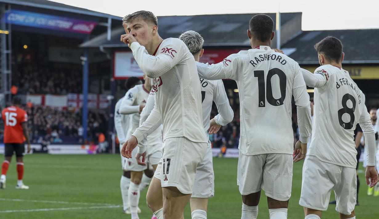 Rasmus Hojlund menjadi pemain terbaru Manchester United yang mampu mencetak gol dalam 6 laga beruntun di Premier League menyamai raihan Eric Cantona dan Cristiano Ronaldo, bahkan ia masih berpeluang untuk menyamai bahkan melewati rekor Ruud van Nistelrooy. Mulai pekan ke-19 hingga 25 Premier League 2023/2024 yang diselingi dengan absennya pada pekan ke-20, ia total telah mencetak 7 gol dari enam laga beruntun. (AP Photo/Ian Walton)