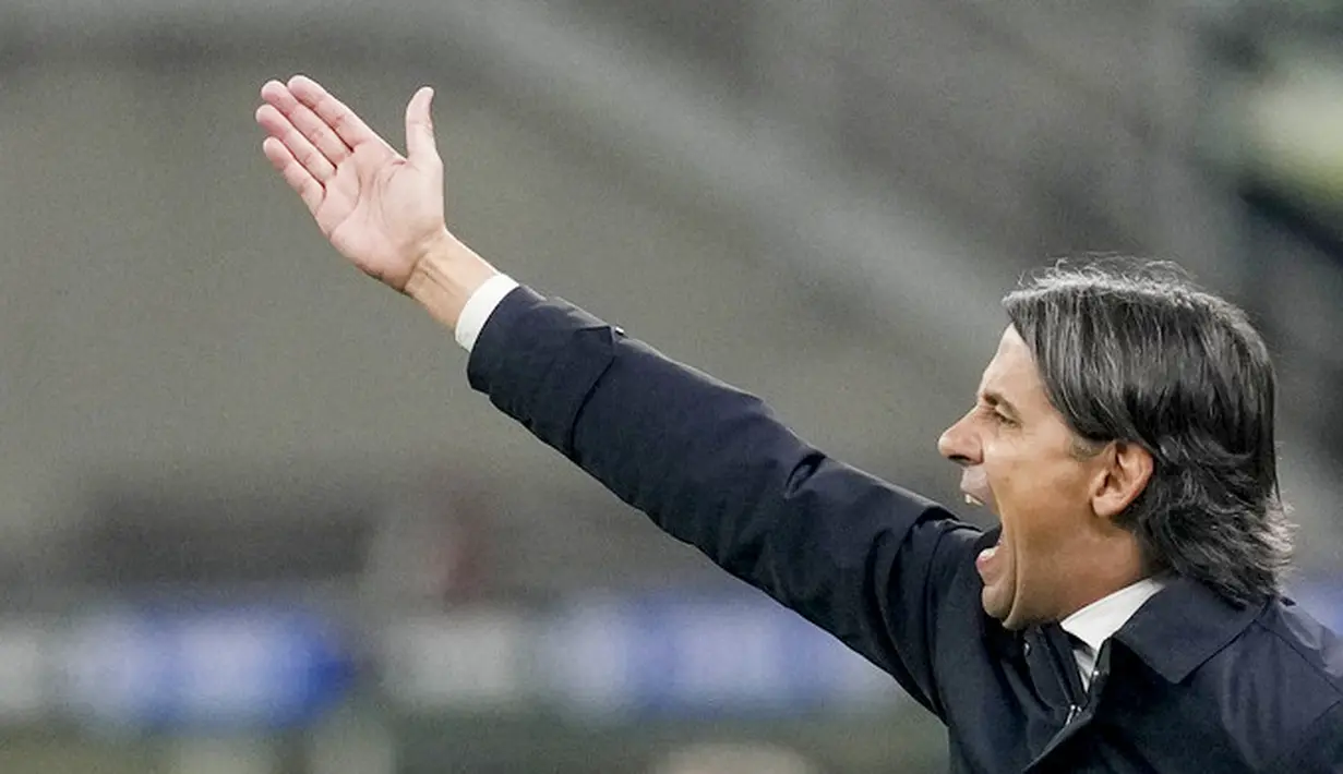 Pelatih Inter Milan, Simone Inzaghi, melakukan protes saat melawan Juventus pada lanjutan pekan ke-27 Liga Italia di Stadion Guiseppe Meazza, Senin (20/3/2023). Kekalahan Inter Milan membuat mereka melorot ke urutan tiga dengan nilai 50. Adapun Juventus berhasil merangsek ke posisi tujuh dengan 41 poin. (AP Photo/Antonio Calanni)