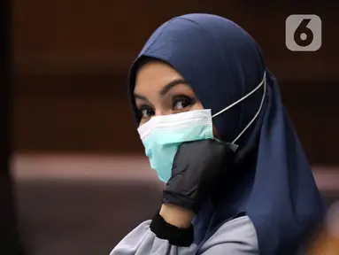 Terdakwa suap dan tindak pidana pencucian uang terkait pengurusan fatwa Mahkamah Agung untuk Djoko S Tjandra, Pinangki Sirna Malasari saat sidang di Pengadilan Tipikor Jakarta, Senin (7/12/2020). Sidang mendengar keterangan saksi, salah satunya Andi Irfan Jaya. (Liputan6.com/Helmi Fithriansyah)