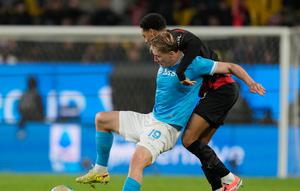 Pemain Napoli, Rasmus Hojlund, berebut bola dengan pemain AC Milan Koni De Winter dalam laga Piala Super Italia di Riyadh, Arab Saudi, Jumat, 19 Desember 2025. (AP Photo/Altaf Qadri)