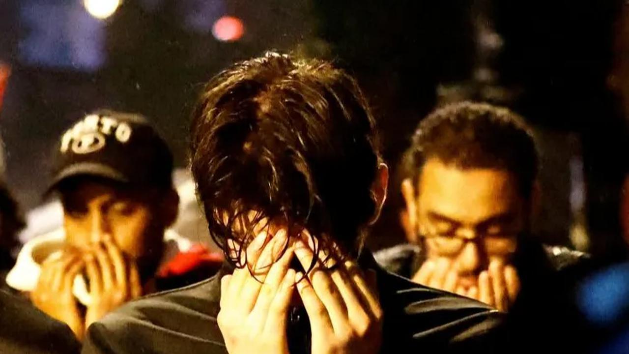 Mereka menundukkan wajah dengan mengangkat kedua tangannya untuk berdoa memohon kebebasan dan kemerdekaan warga Palestina terkabul dari penjajahan Israel.