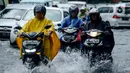 Kendaraan bermotor menerjang genangan air di Jalan Sukarjo Wiryopranoto, Jakarta, Jumat (24/1/2020). Hujan deras yang mengguyur Jakarta sejak pagi tadi mengakibatkan Jalan Sukarjo Wiryopranoto tergenang air sekitar 30 cm. (merdeka.com/Imam Buhori)