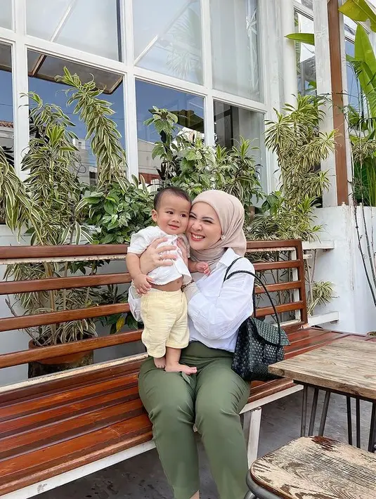 Memadukan seluruh warna tanah, Kesha Ratuliu tampil layaknya cewek bumi. Ia memadukan kemeja putih dengan celana hijau army dan pastinya hijab berwarna nude. Shoulder bag berwarna hitam menjadi sentuhan netral pada keseluruhan outfitnya.(instagram/kesharatuliu05)