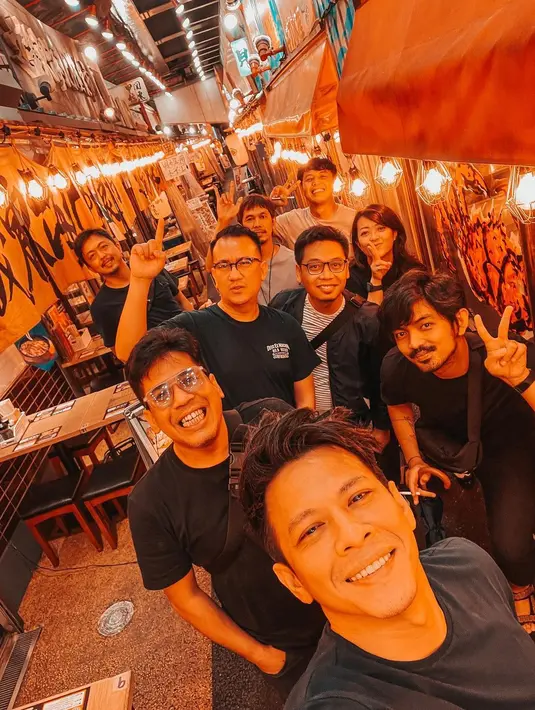 Ariel NOAH selama berada di Jepang untuk promosi salah satu produk air mineral. (Foto: Instagram/arielnoah)