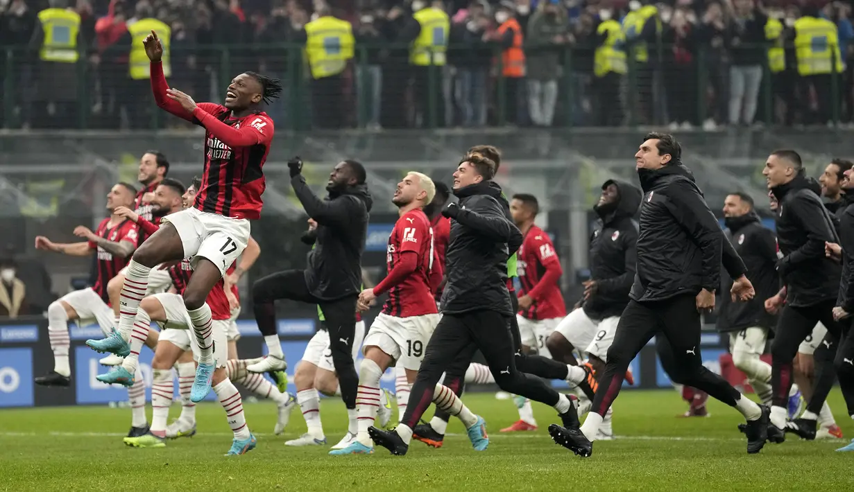 Skor 2-1 untuk kemenangan AC Milan bertahan hingga laga usai. (AP/Antonio Calanni)