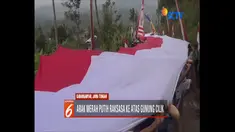 Meski harus berpanas-panasan di bawah terik matahari, ratusan orang tetap semangat menyusuri jalan desa sejauh hampir satu kilometer.