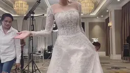 Warganet pun ramai memuji kecantikan Angel Karamoy yang seolah tak menua. Banyak yang berharap ia suatu hari nanti benar-benar mengenakan baju pengantin di hari bahagianya. Sejak bercerai pada 2016, kehidupan asmara dan sosok suami Angel Karamoy di masa depan kerap menjadi perbincangan. (Liputan6.com/IG/@realangelkaramoy)