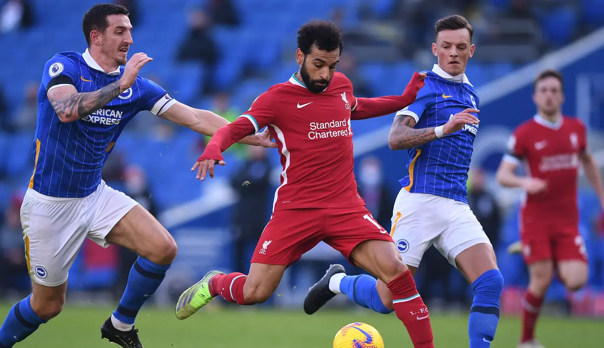 Gelandang Liverpool, Mohamed Salah, berusaha melepaskan tendangan saat menghadapi Brighton pada laga lanjutan Liga Inggris di Stadion American Express, Sabtu (28/11/2020) malam WIB. Liverpool bermain imbang 1-1 menghadapi Brighton. (AFP/Neil Hall/pool)