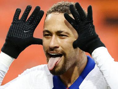 Neymar - Bintang Timnas Brasil ini pernah bermain bersama Lionel Messi di Barcelona. Bersama Luis Suarez, Neymar dan Messi membentuk trio yang dikenal dengan sebutan Trio MSN. Trio tersebut sukses mempersembahkan treble winners pada musim 2014-2015. (Foto: AP/David Vincent)