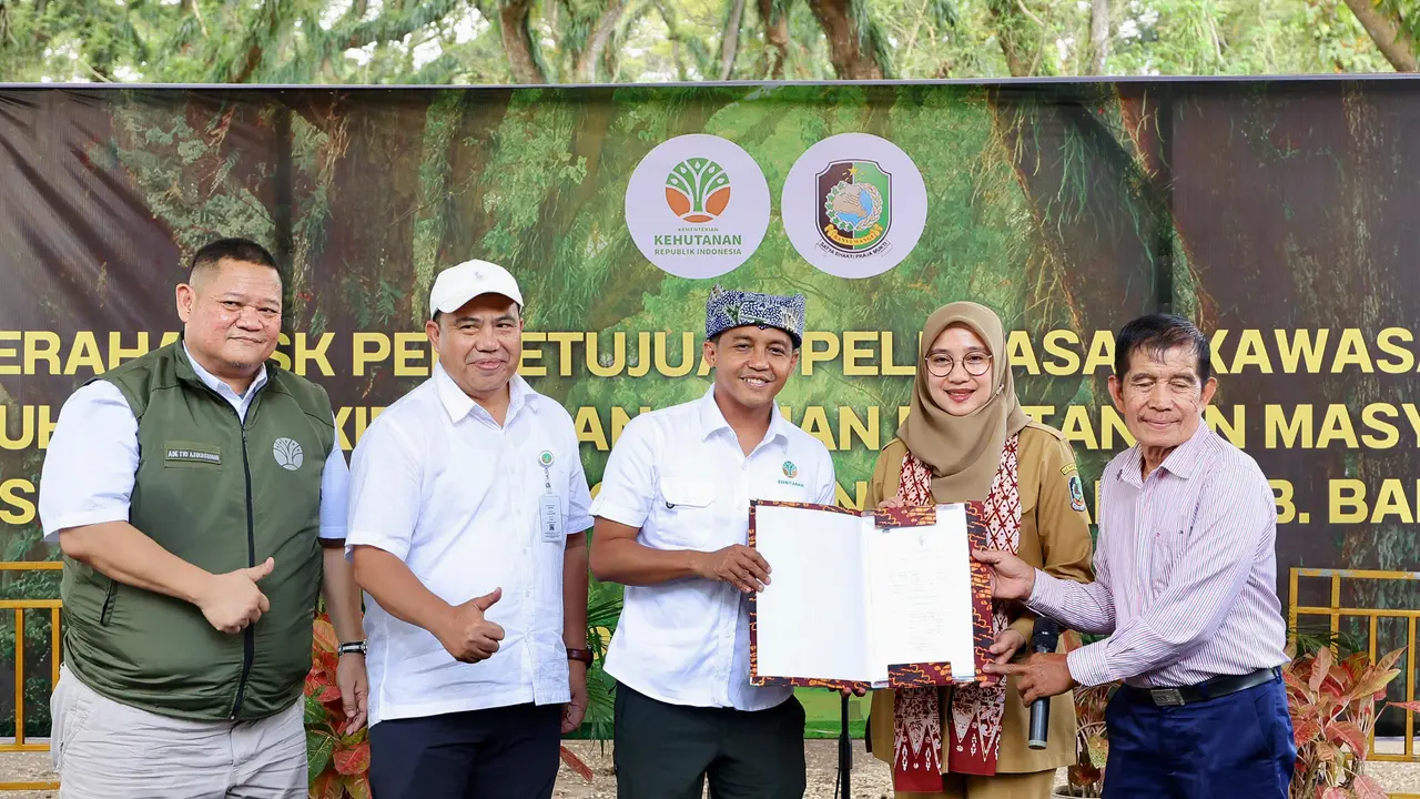 Menhut Raja Juli Antoni (Tengah) Serahkan SK Persetujuan Pelepasan Kawasan Hutan untuk Warga Pancer Banyuwangi (Istimewa)