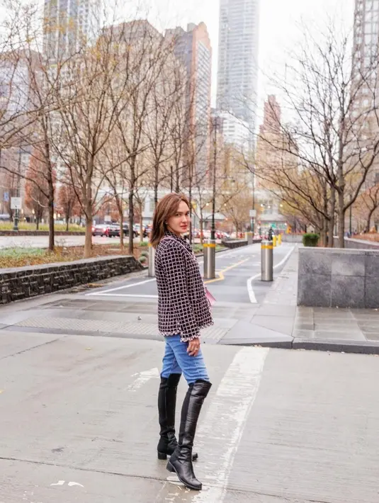 Di beberapa fotonya, Shandy Aulia terlihat sengaja menggerai rambut pirangnya.