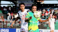 Duel Madura FC vs Madura United di babak 64 besar Piala Indonesia 2018 di Stadion A. Yani, Sumenep, Kamis (6/12/2018). (Bola.com/Aditya Wany)